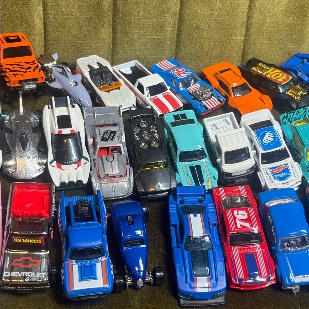lot of 35 loose pre owned and played with hot wheels cars will not split